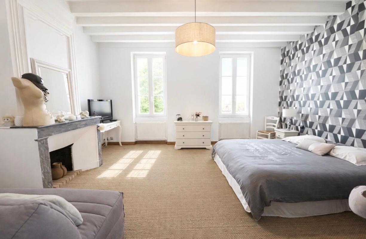 MARSAS 10 kms  de Saint-André de Cubzac :  Girondine R+1 en pierre en mitoyenneté 215 m2 sur 1326 m2 environ de terrain - Cuisine indépendante aménagée et équipée ? Grand Salon - Grand Séjour avec cheminée en pierre - 4 chambres dont 2 suites parentales - Piscin 15