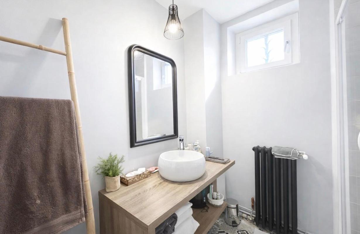 MARSAS 10 kms  de Saint-André de Cubzac :  Girondine R+1 en pierre en mitoyenneté 215 m2 sur 1326 m2 environ de terrain - Cuisine indépendante aménagée et équipée ? Grand Salon - Grand Séjour avec cheminée en pierre - 4 chambres dont 2 suites parentales - Piscin 16