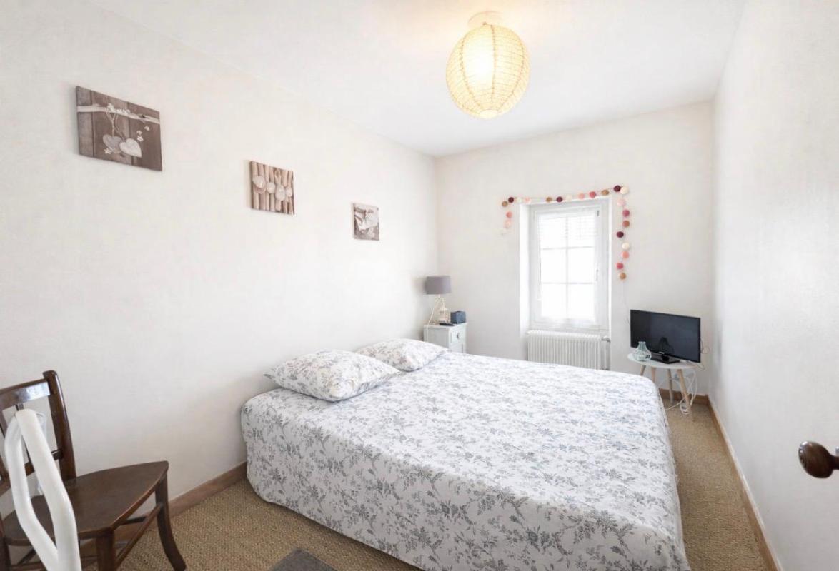 MARSAS 10 kms  de Saint-André de Cubzac :  Girondine R+1 en pierre en mitoyenneté 215 m2 sur 1326 m2 environ de terrain - Cuisine indépendante aménagée et équipée ? Grand Salon - Grand Séjour avec cheminée en pierre - 4 chambres dont 2 suites parentales - Piscin 17