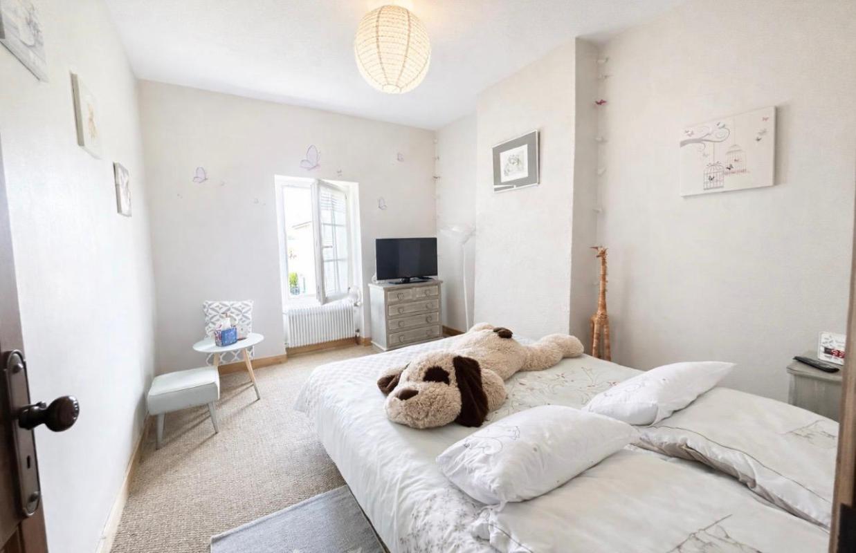 MARSAS 10 kms  de Saint-André de Cubzac :  Girondine R+1 en pierre en mitoyenneté 215 m2 sur 1326 m2 environ de terrain - Cuisine indépendante aménagée et équipée ? Grand Salon - Grand Séjour avec cheminée en pierre - 4 chambres dont 2 suites parentales - Piscin 18