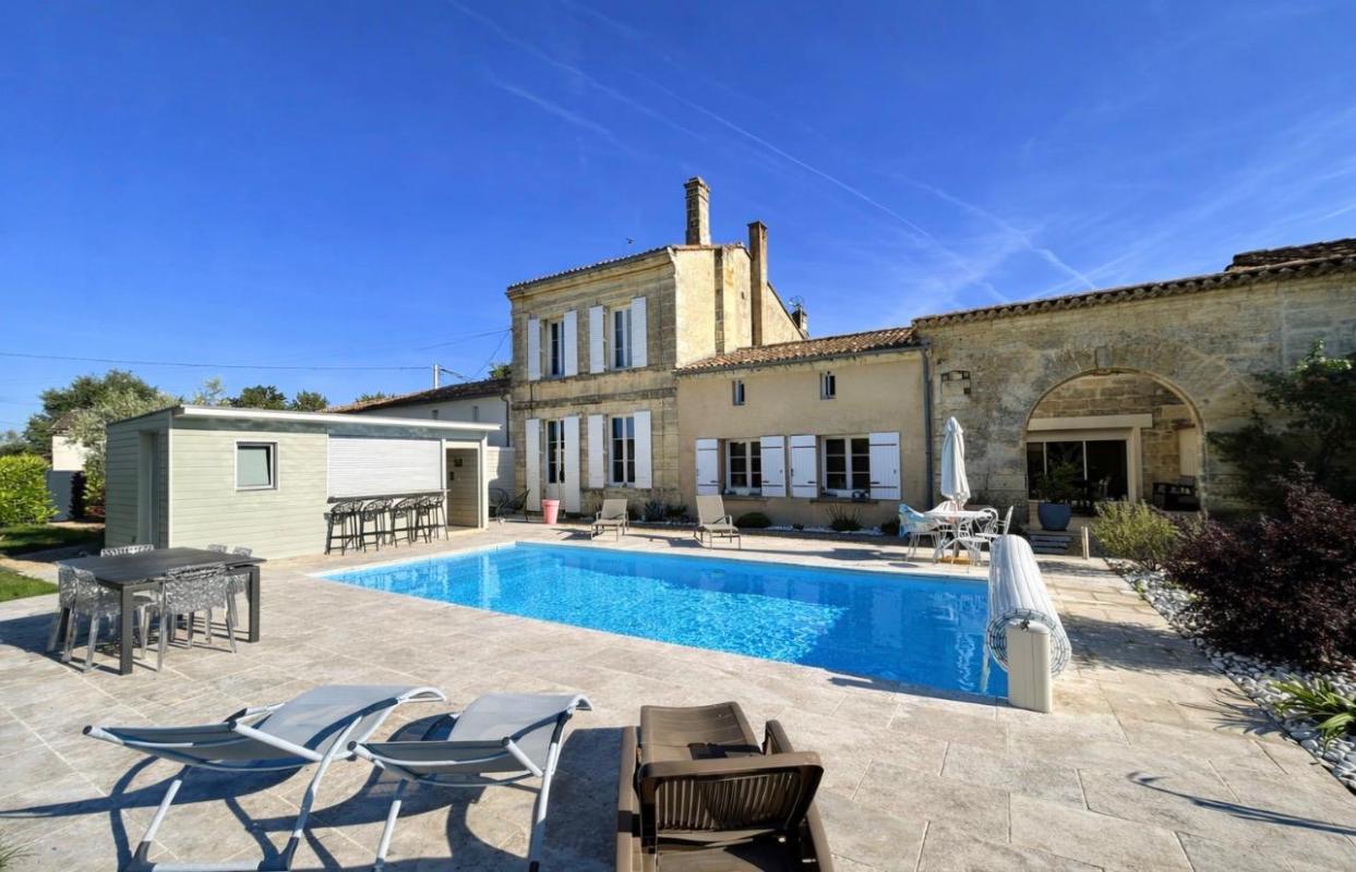 MARSAS 10 kms  de Saint-André de Cubzac :  Girondine R+1 en pierre en mitoyenneté 215 m2 sur 1326 m2 environ de terrain - Cuisine indépendante aménagée et équipée ? Grand Salon - Grand Séjour avec cheminée en pierre - 4 chambres dont 2 suites parentales - Piscin 3