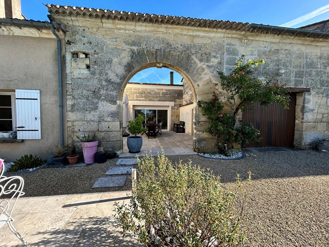 MARSAS 10 kms  de Saint-André de Cubzac :  Girondine R+1 en pierre en mitoyenneté 215 m2 sur 1326 m2 environ de terrain - Cuisine indépendante aménagée et équipée ? Grand Salon - Grand Séjour avec cheminée en pierre - 4 chambres dont 2 suites parentales - Piscin 4