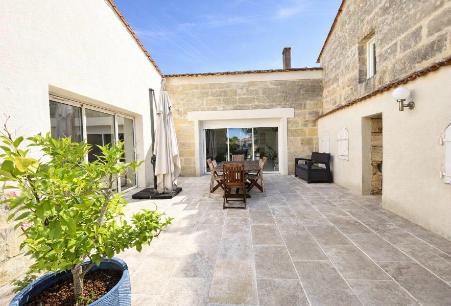 MARSAS 10 kms  de Saint-André de Cubzac :  Girondine R+1 en pierre en mitoyenneté 215 m2 sur 1326 m2 environ de terrain - Cuisine indépendante aménagée et équipée ? Grand Salon - Grand Séjour avec cheminée en pierre - 4 chambres dont 2 suites parentales - Piscin 5