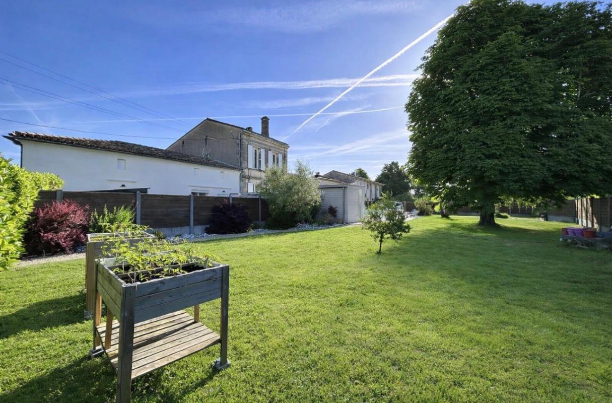 MARSAS 10 kms  de Saint-André de Cubzac :  Girondine R+1 en pierre en mitoyenneté 215 m2 sur 1326 m2 environ de terrain - Cuisine indépendante aménagée et équipée ? Grand Salon - Grand Séjour avec cheminée en pierre - 4 chambres dont 2 suites parentales - Piscin 6