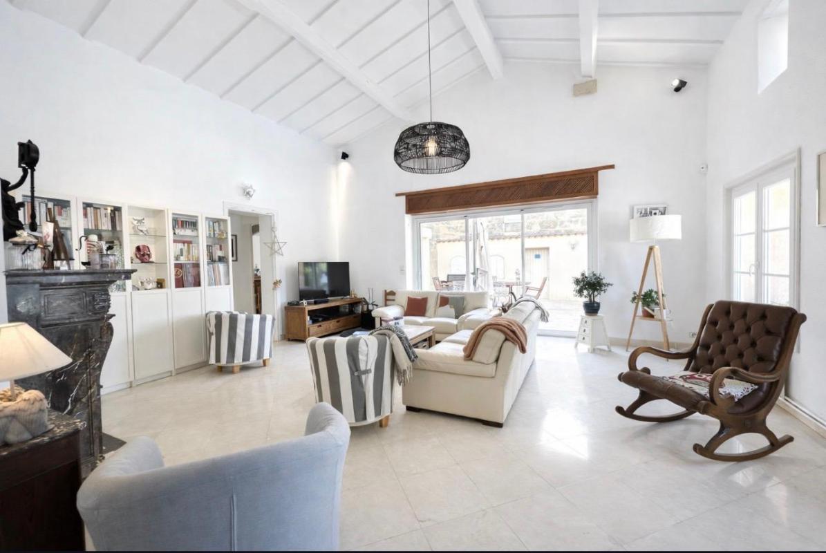 MARSAS 10 kms  de Saint-André de Cubzac :  Girondine R+1 en pierre en mitoyenneté 215 m2 sur 1326 m2 environ de terrain - Cuisine indépendante aménagée et équipée ? Grand Salon - Grand Séjour avec cheminée en pierre - 4 chambres dont 2 suites parentales - Piscin 9