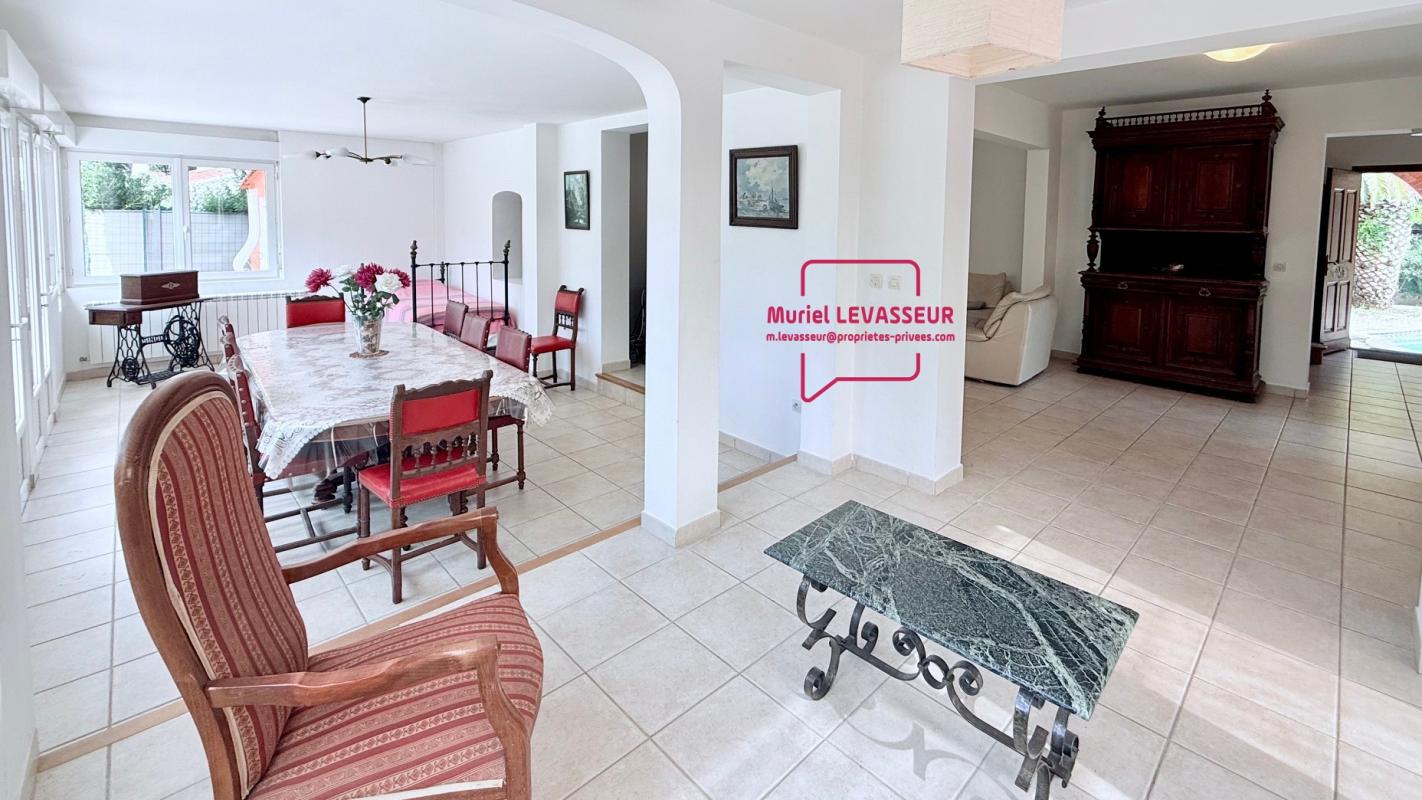 SIX-FOURS-LES-PLAGES Villa T7 de 160 m2 sur 850 m² terrain avec piscine et garage - Plain pied 4