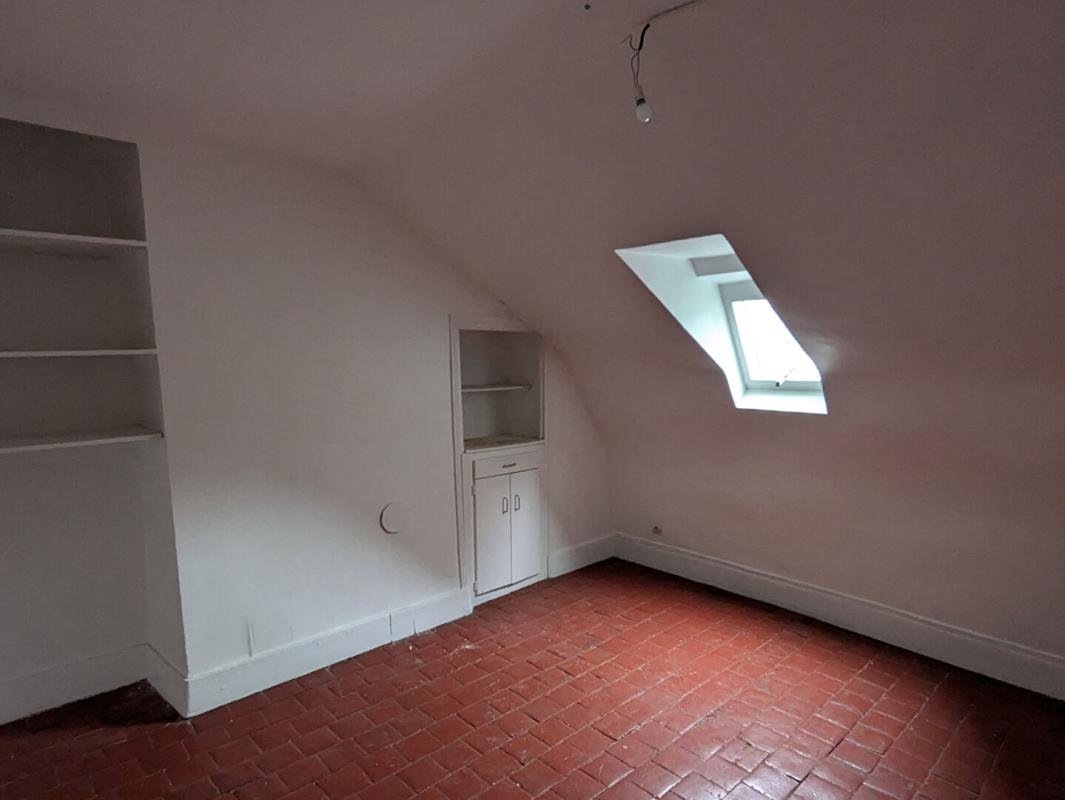 LA CHARITE-SUR-LOIRE Proche prieuré, immeuble 3 appartements + local commercial (actuellement loué) 13