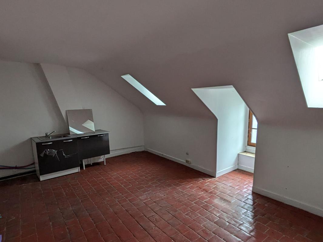 LA CHARITE-SUR-LOIRE Proche prieuré, immeuble 3 appartements + local commercial (actuellement loué) 14