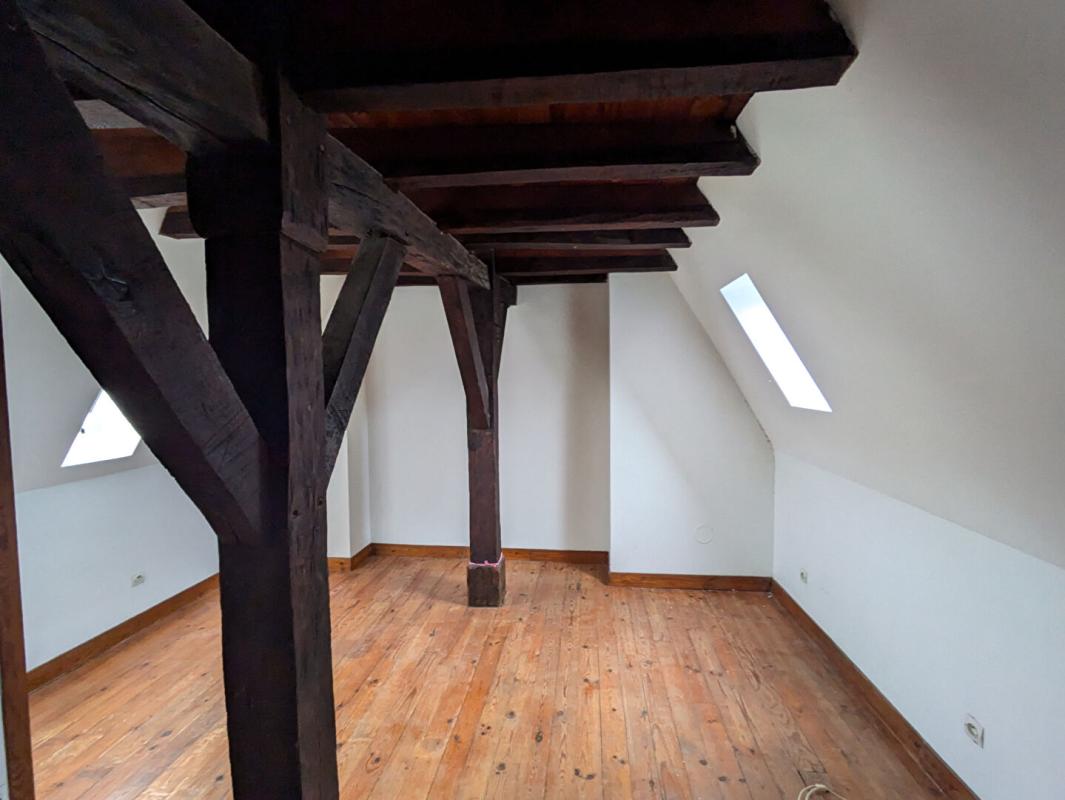 LA CHARITE-SUR-LOIRE Proche prieuré, immeuble 3 appartements + local commercial (actuellement loué) 3
