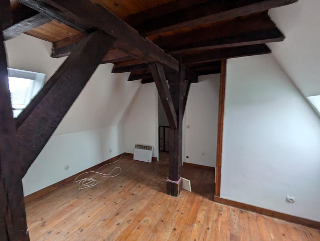 LA CHARITE-SUR-LOIRE Proche prieuré, immeuble 3 appartements + local commercial (actuellement loué) 4