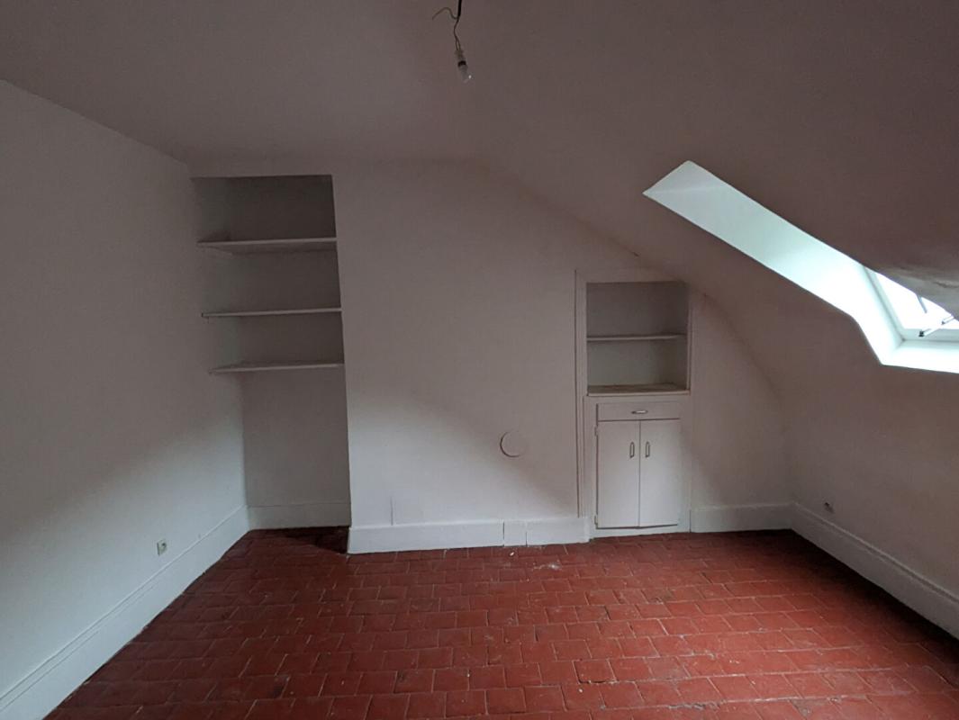 LA CHARITE-SUR-LOIRE Proche prieuré, immeuble 3 appartements + local commercial (actuellement loué) 5