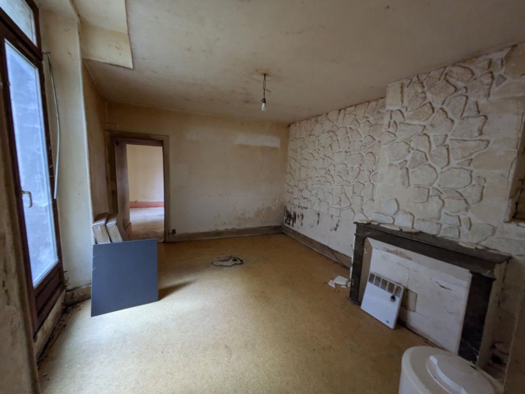 LA CHARITE-SUR-LOIRE Proche prieuré, immeuble 3 appartements + local commercial (actuellement loué) 7