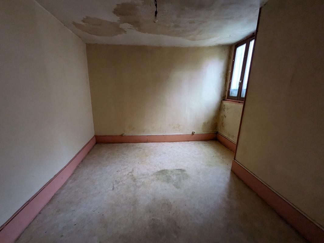 LA CHARITE-SUR-LOIRE Proche prieuré, immeuble 3 appartements + local commercial (actuellement loué) 8