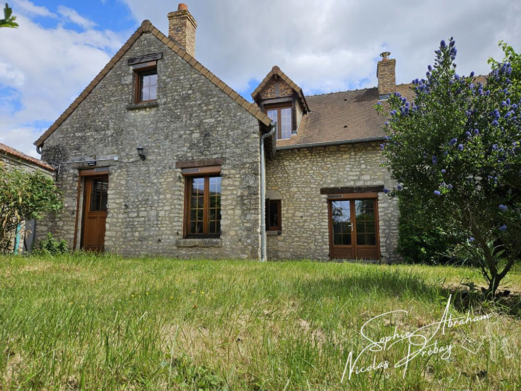 TOURY Maison en pierres avec cour et jardin 1