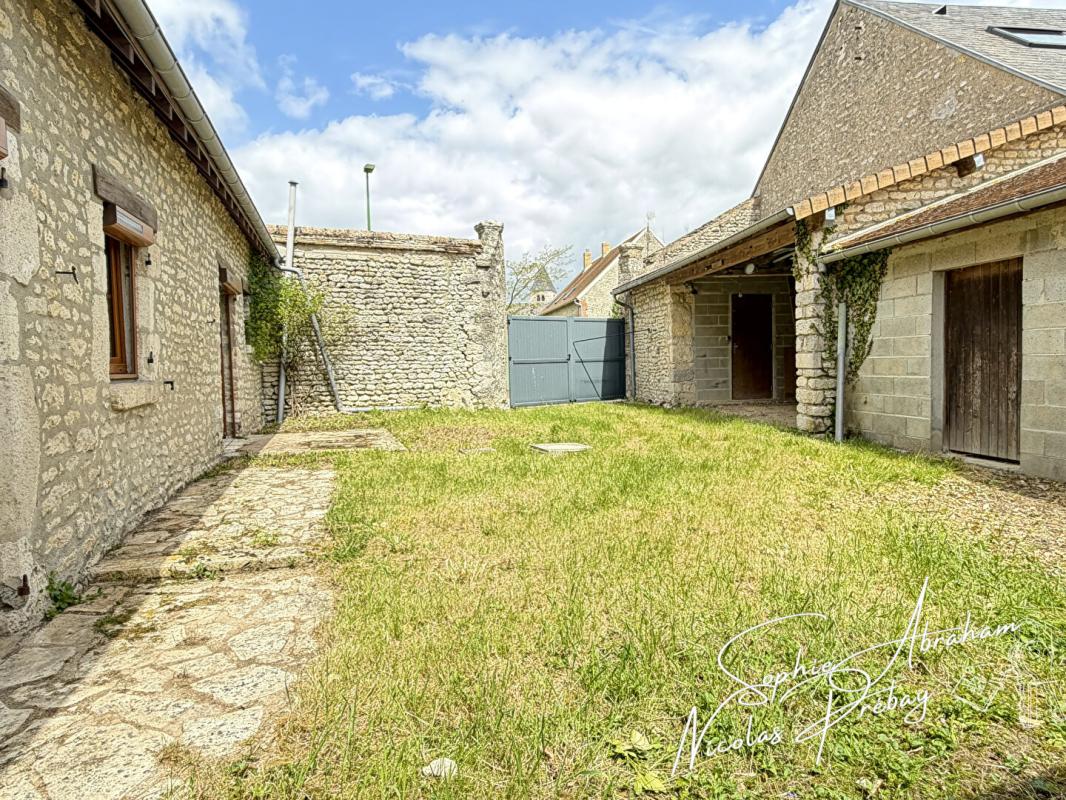 TOURY Maison en pierres avec cour et jardin 13