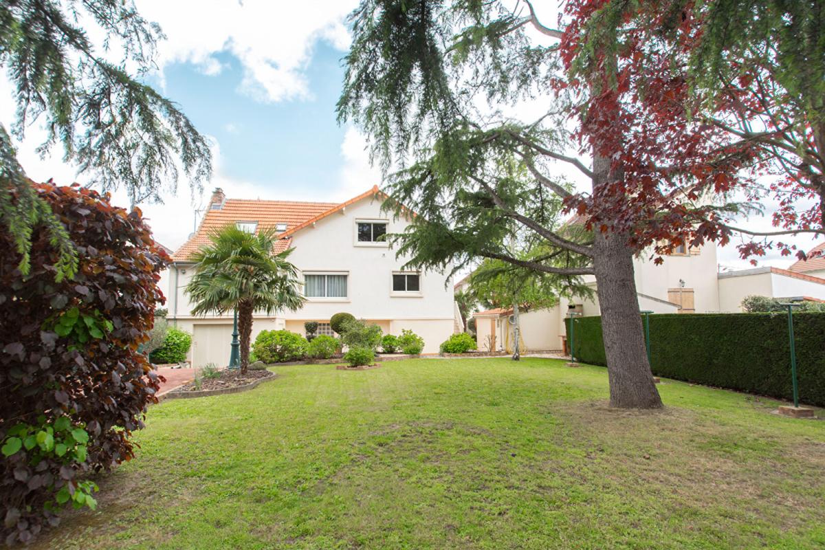 BRETIGNY-SUR-ORGE Maison Bretigny Sur Orge 11 pièce(s) 232 m2 1
