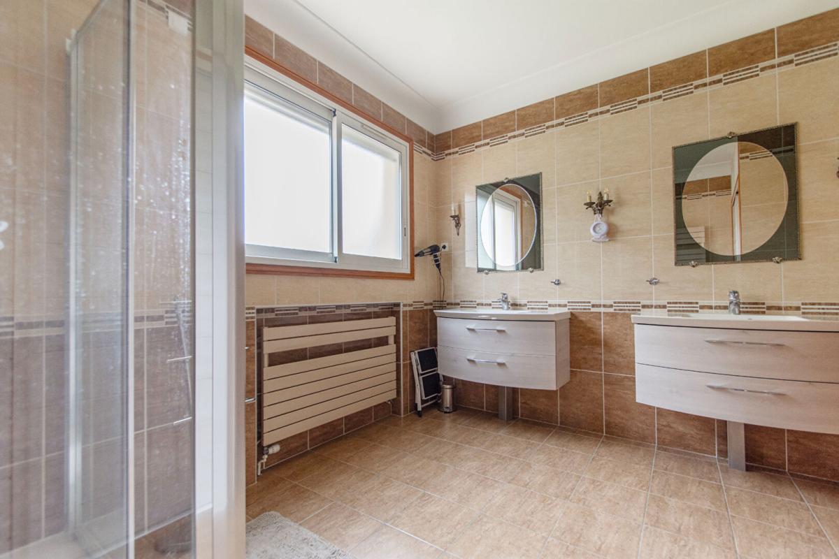 BRETIGNY-SUR-ORGE Maison Bretigny Sur Orge 11 pièce(s) 232 m2 13