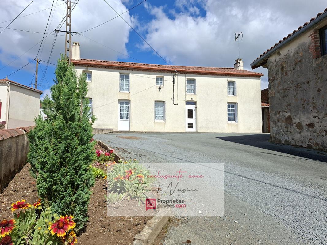 SAINT-MICHEL-MONT-MERCURE A VENDRE en Exclusivité à Saint Michel Mont Mercure, maison de 117 m2 avec 4 chambres et plusieurs dépendances sur une parcelle de 800 m2 env 1