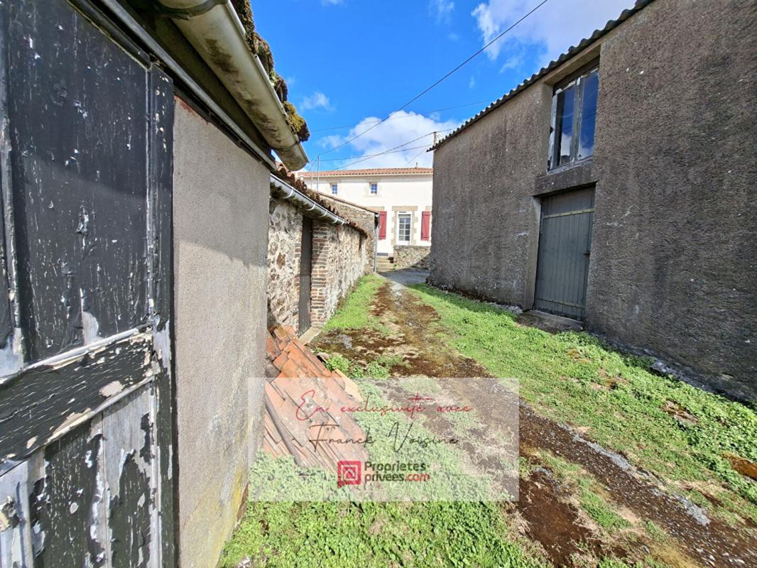 SAINT-MICHEL-MONT-MERCURE A VENDRE en Exclusivité à Saint Michel Mont Mercure, maison de 117 m2 avec 4 chambres et plusieurs dépendances sur une parcelle de 800 m2 env 10