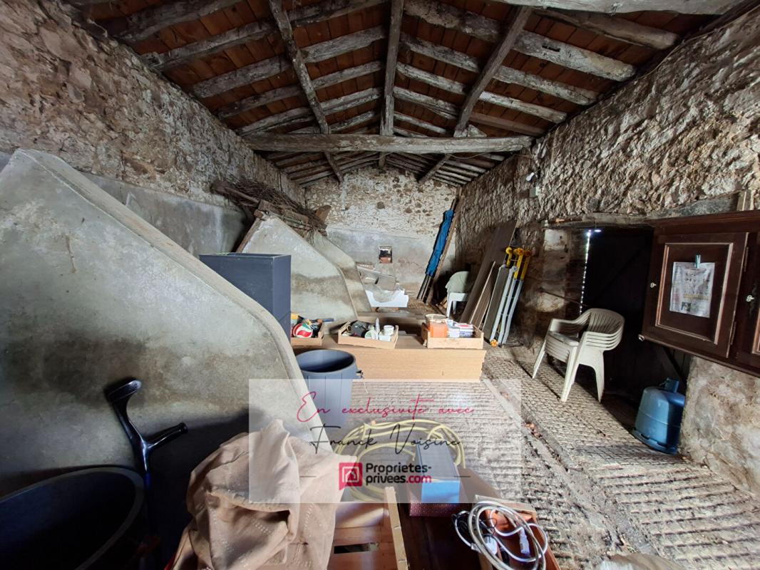 SAINT-MICHEL-MONT-MERCURE A VENDRE en Exclusivité à Saint Michel Mont Mercure, maison de 117 m2 avec 4 chambres et plusieurs dépendances sur une parcelle de 800 m2 env 17