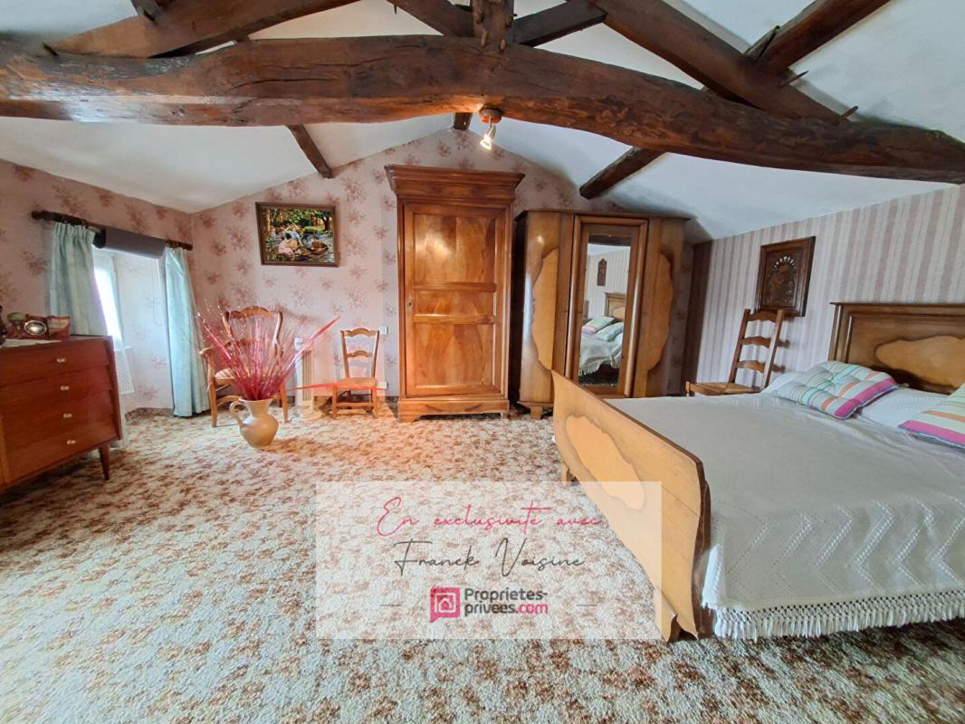SAINT-MICHEL-MONT-MERCURE A VENDRE en Exclusivité à Saint Michel Mont Mercure, maison de 117 m2 avec 4 chambres et plusieurs dépendances sur une parcelle de 800 m2 env 18