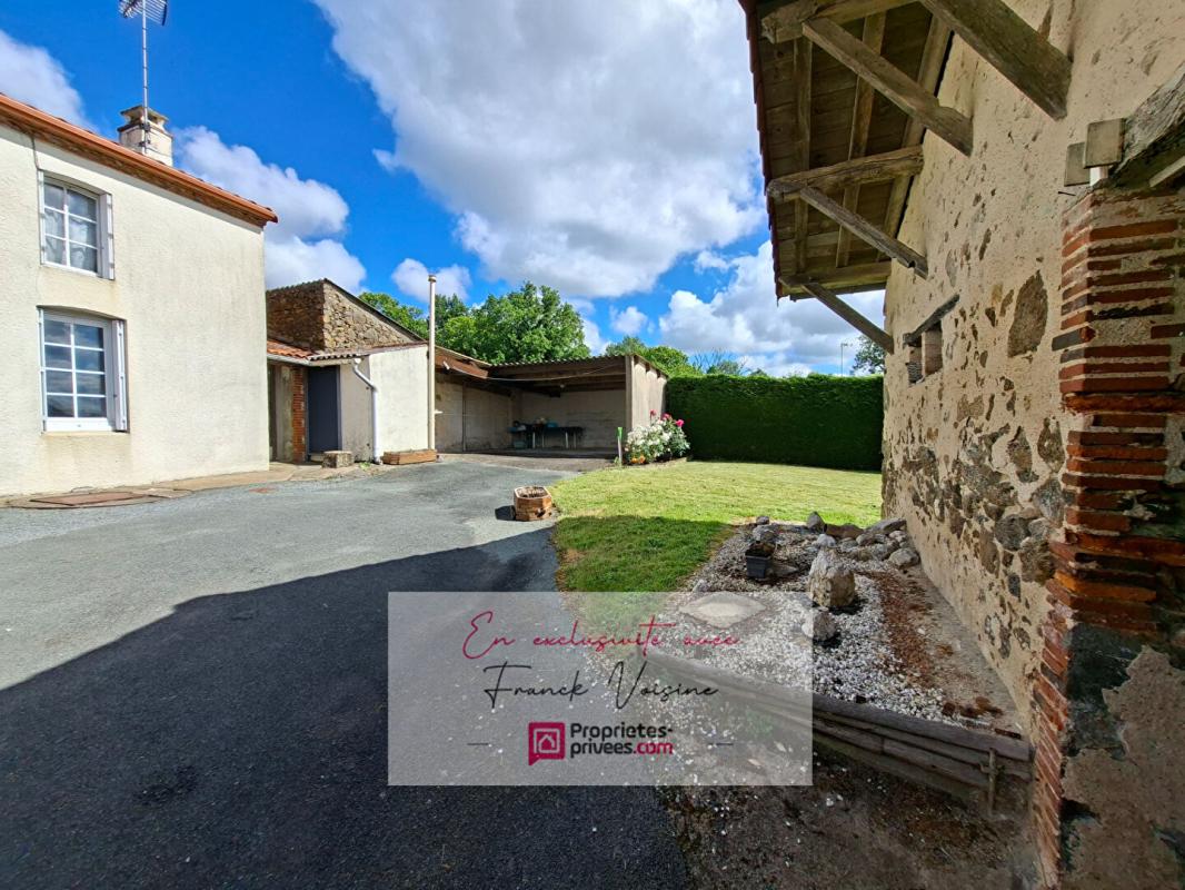 SAINT-MICHEL-MONT-MERCURE A VENDRE en Exclusivité à Saint Michel Mont Mercure, maison de 117 m2 avec 4 chambres et plusieurs dépendances sur une parcelle de 800 m2 env 8