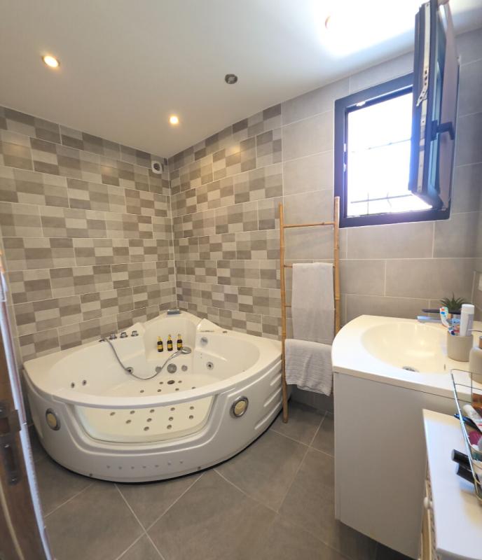ROCHEMAURE Maison de 138 m2 avec piscine 9