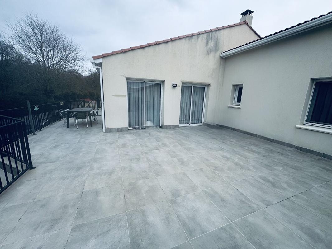 MORTAGNE-SUR-SEVRE Belle Maison de Plain-Pied 8 Pièces sur Mortagne-sur-Sèvre 12
