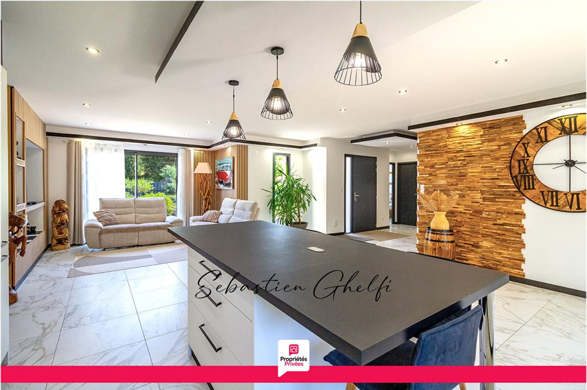 CONTRES belle maison de plain-pied avec 3 chambres-cellier-grand garage-beau terrain 10