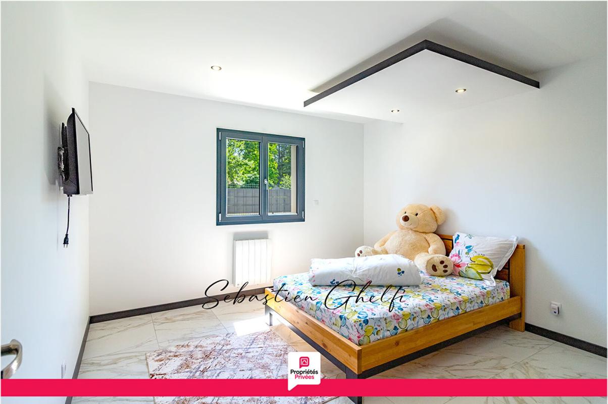 CONTRES belle maison de plain-pied avec 3 chambres-cellier-grand garage-beau terrain 13