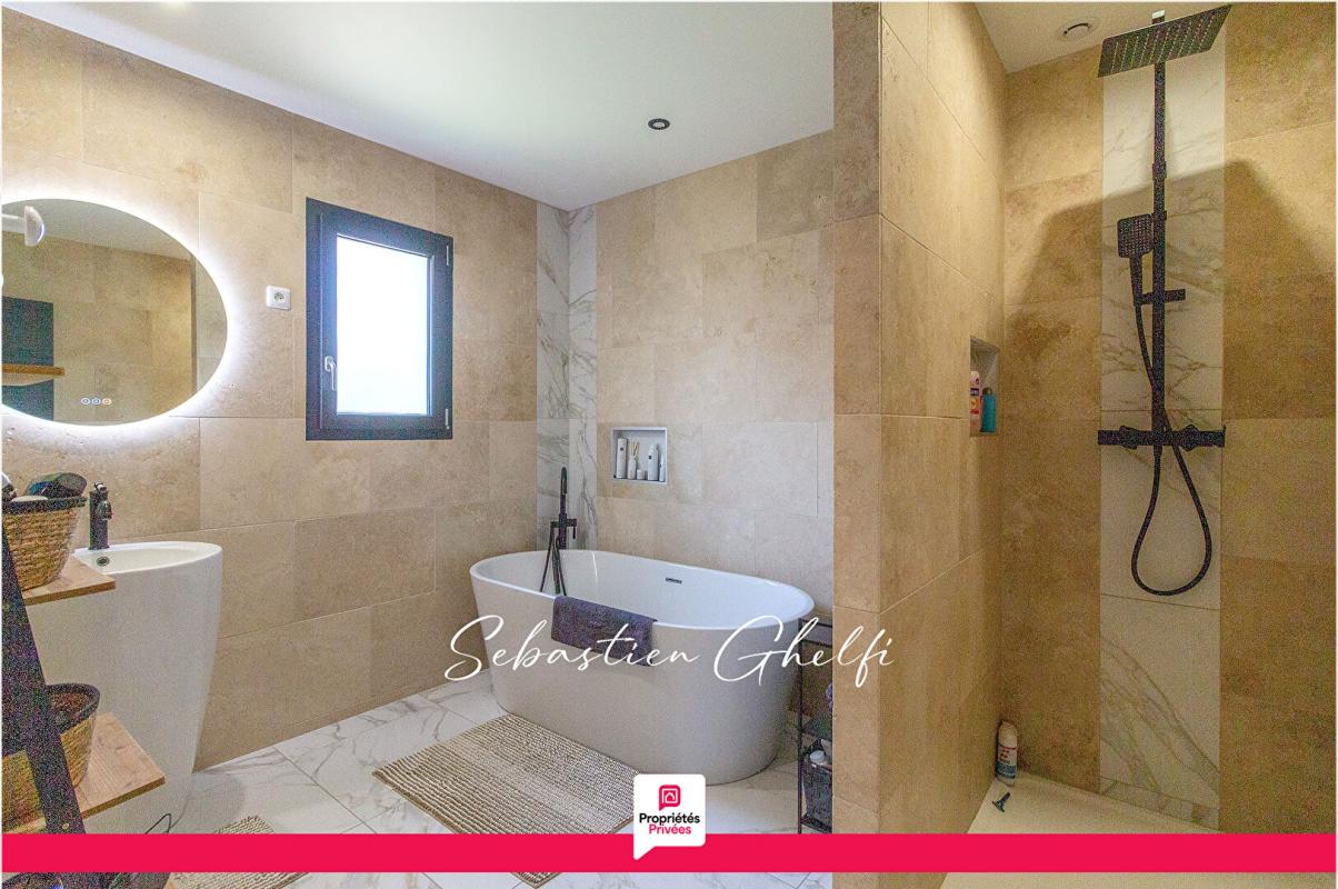 CONTRES belle maison de plain-pied avec 3 chambres-cellier-grand garage-beau terrain 15