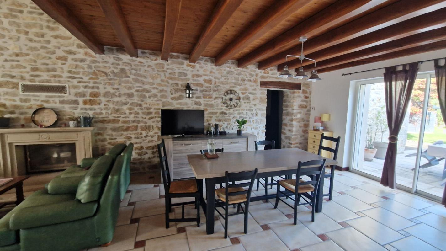 CHAVANNES-SUR-SURAN Maison  rénovée de caractères en pierres 7