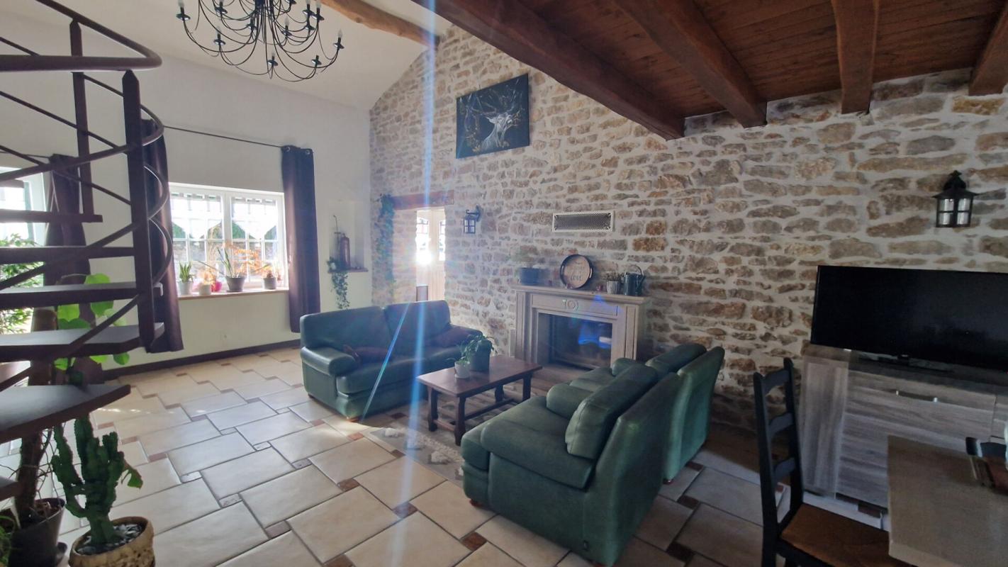 CHAVANNES-SUR-SURAN Maison  rénovée de caractères en pierres 8