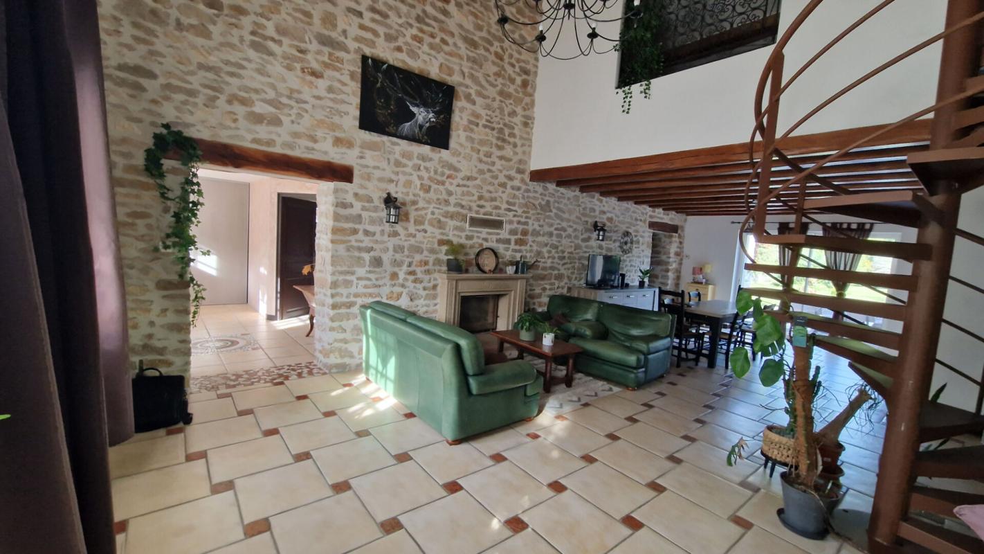CHAVANNES-SUR-SURAN Maison  rénovée de caractères en pierres 9