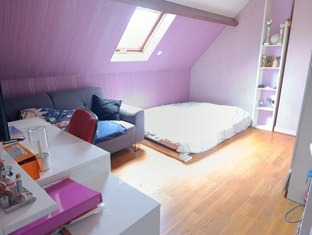 LIMEIL-BREVANNES Maison familiale de 8 pièces avec sous sol total ET piscine  chauffée 16