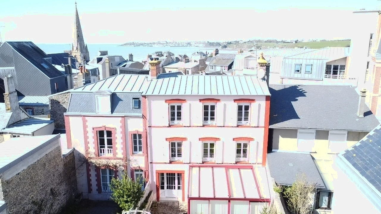 SAINT-PAIR-SUR-MER Maison d'environ 177m² dans le centre de Saint Pair sur Mer 1