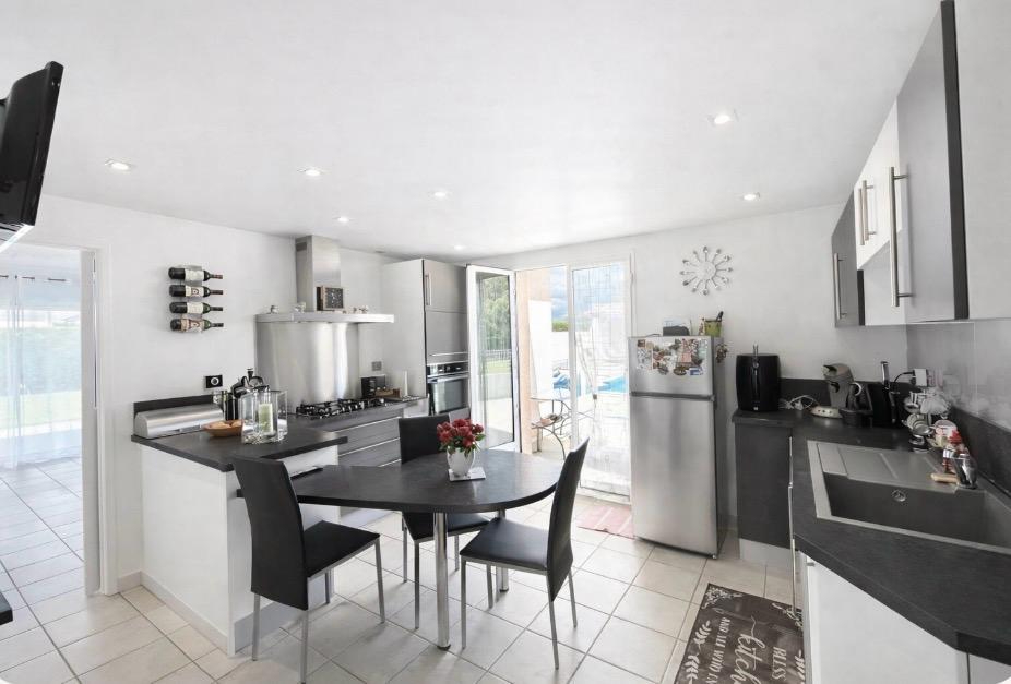 LANSAC 15 minutes de Saint-André de Cubzac- Lansac- Maison Contemporaine 1999 très bel état - 148 m2 habitables - 4 pièces ? 3 chambres - Piscine Terrasse Pool house - ? terrain de 2624 m2 ? très beau jardin ? terrain constructible 10
