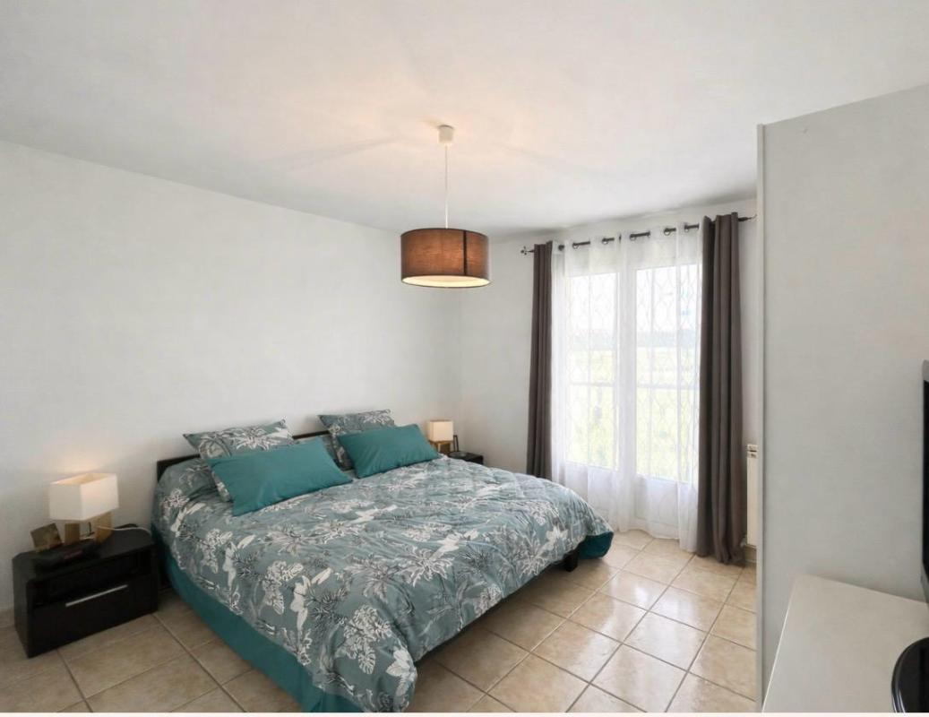 LANSAC 15 minutes de Saint-André de Cubzac- Lansac- Maison Contemporaine 1999 très bel état - 148 m2 habitables - 4 pièces ? 3 chambres - Piscine Terrasse Pool house - ? terrain de 2624 m2 ? très beau jardin ? terrain constructible 11