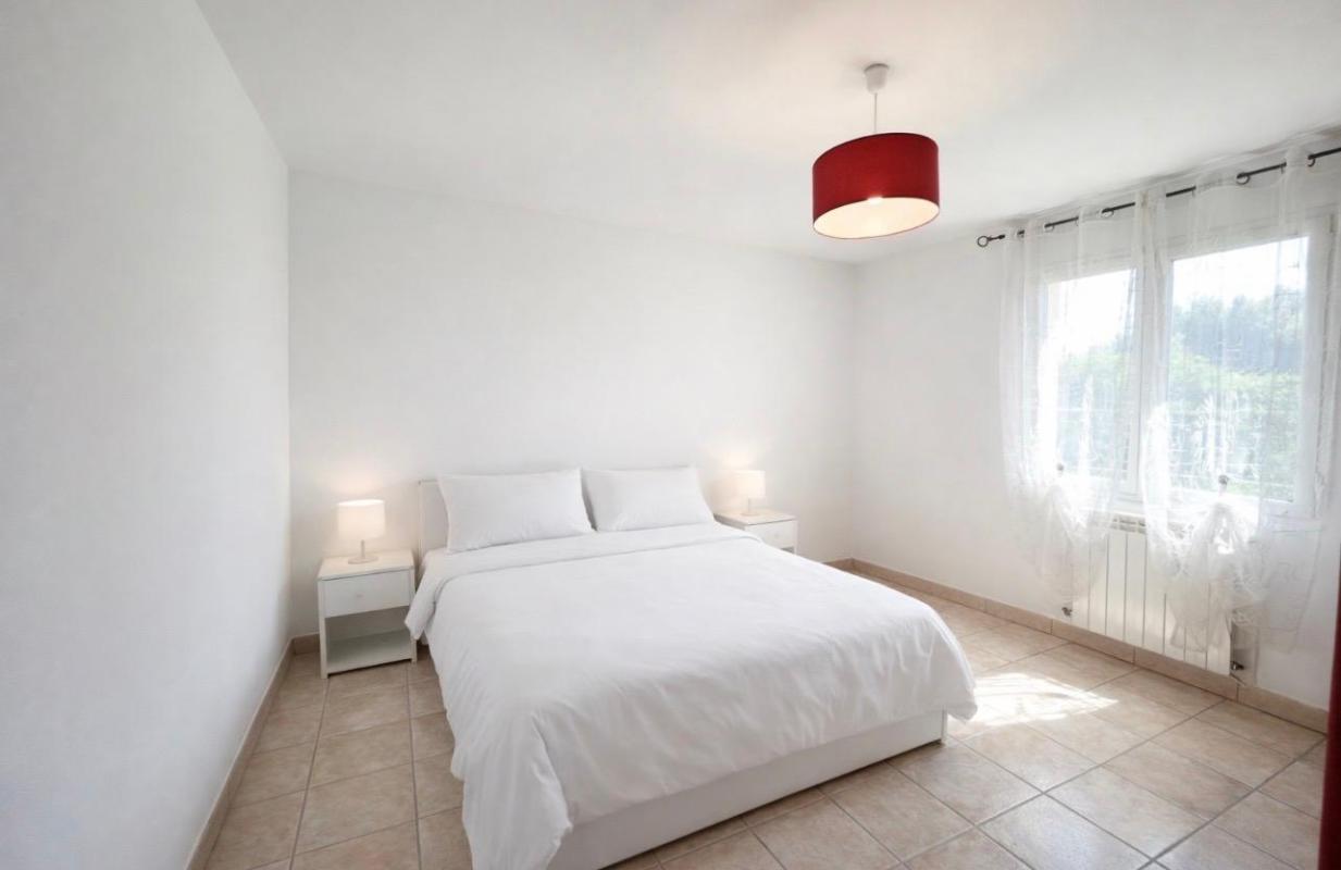 LANSAC 15 minutes de Saint-André de Cubzac- Lansac- Maison Contemporaine 1999 très bel état - 148 m2 habitables - 4 pièces ? 3 chambres - Piscine Terrasse Pool house - ? terrain de 2624 m2 ? très beau jardin ? terrain constructible 12