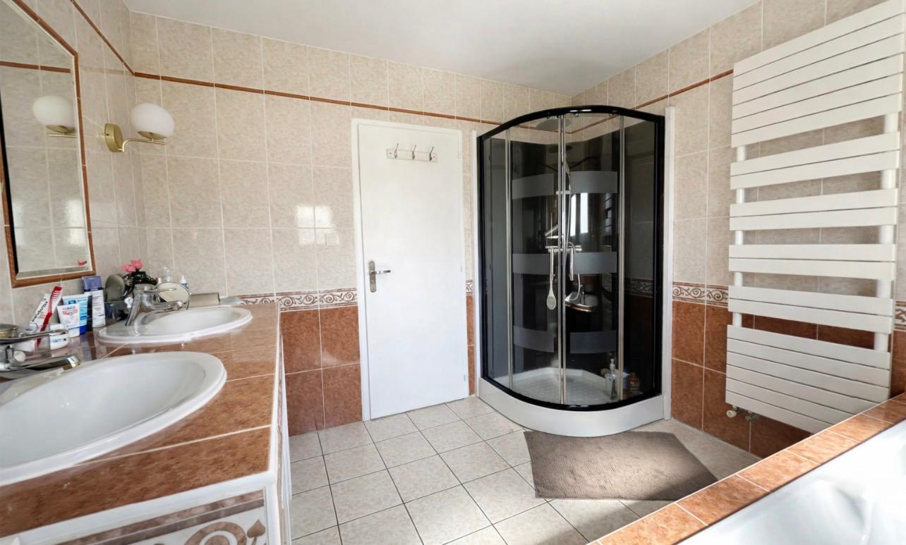 LANSAC 15 minutes de Saint-André de Cubzac- Lansac- Maison Contemporaine 1999 très bel état - 148 m2 habitables - 4 pièces ? 3 chambres - Piscine Terrasse Pool house - ? terrain de 2624 m2 ? très beau jardin ? terrain constructible 13