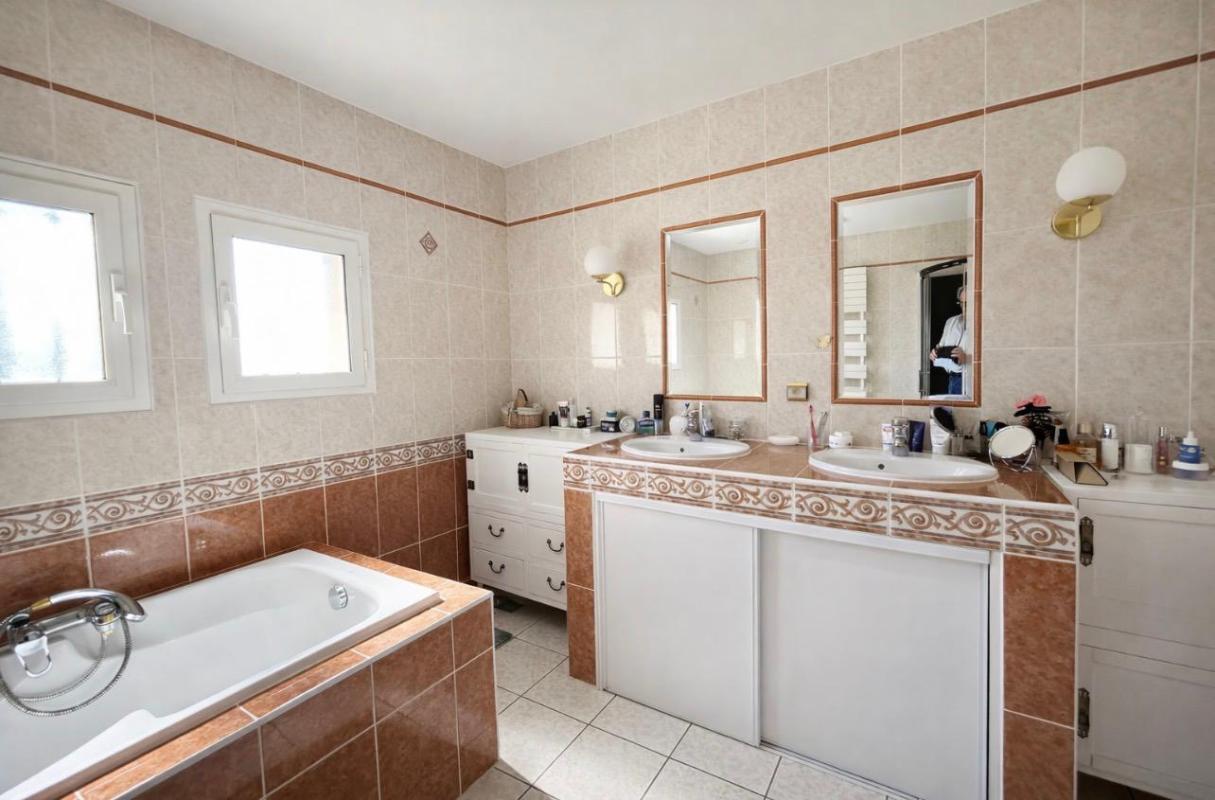 LANSAC 15 minutes de Saint-André de Cubzac- Lansac- Maison Contemporaine 1999 très bel état - 148 m2 habitables - 4 pièces ? 3 chambres - Piscine Terrasse Pool house - ? terrain de 2624 m2 ? très beau jardin ? terrain constructible 14