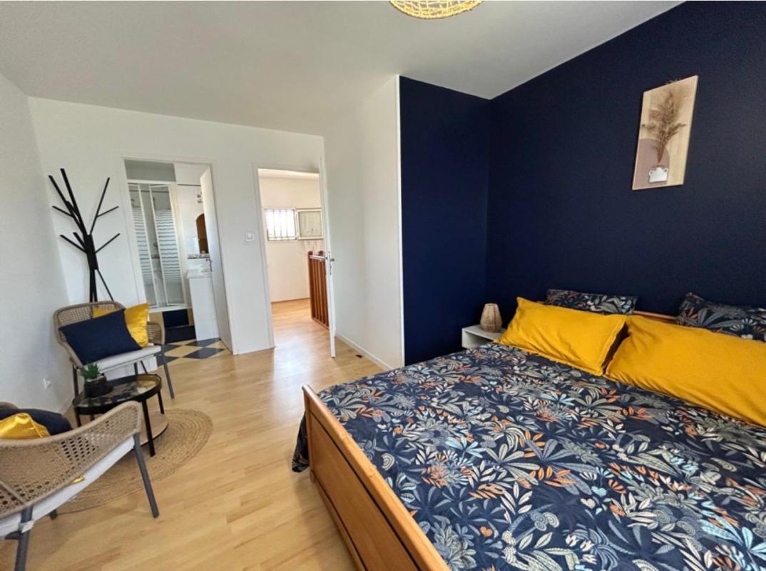 LANSAC 15 minutes de Saint-André de Cubzac- Lansac- Maison Contemporaine 1999 très bel état - 148 m2 habitables - 4 pièces ? 3 chambres - Piscine Terrasse Pool house - ? terrain de 2624 m2 ? très beau jardin ? terrain constructible 16