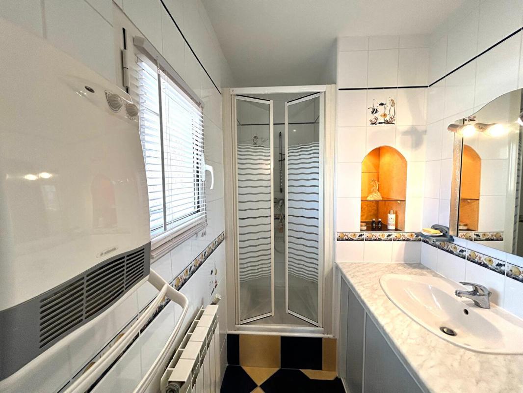 LANSAC 15 minutes de Saint-André de Cubzac- Lansac- Maison Contemporaine 1999 très bel état - 148 m2 habitables - 4 pièces ? 3 chambres - Piscine Terrasse Pool house - ? terrain de 2624 m2 ? très beau jardin ? terrain constructible 17