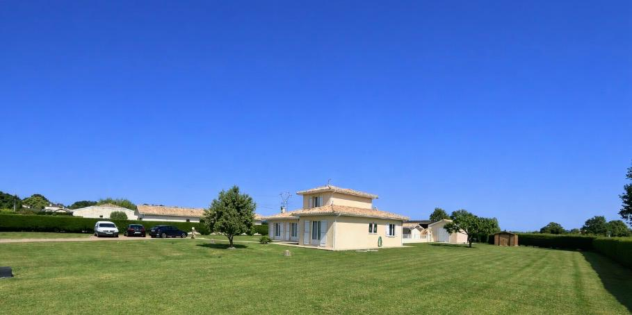 LANSAC 15 minutes de Saint-André de Cubzac- Lansac- Maison Contemporaine 1999 très bel état - 148 m2 habitables - 4 pièces ? 3 chambres - Piscine Terrasse Pool house - ? terrain de 2624 m2 ? très beau jardin ? terrain constructible 18