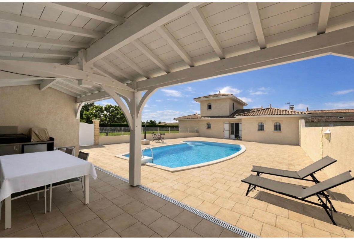 LANSAC 15 minutes de Saint-André de Cubzac- Lansac- Maison Contemporaine 1999 très bel état - 148 m2 habitables - 4 pièces ? 3 chambres - Piscine Terrasse Pool house - ? terrain de 2624 m2 ? très beau jardin ? terrain constructible 2