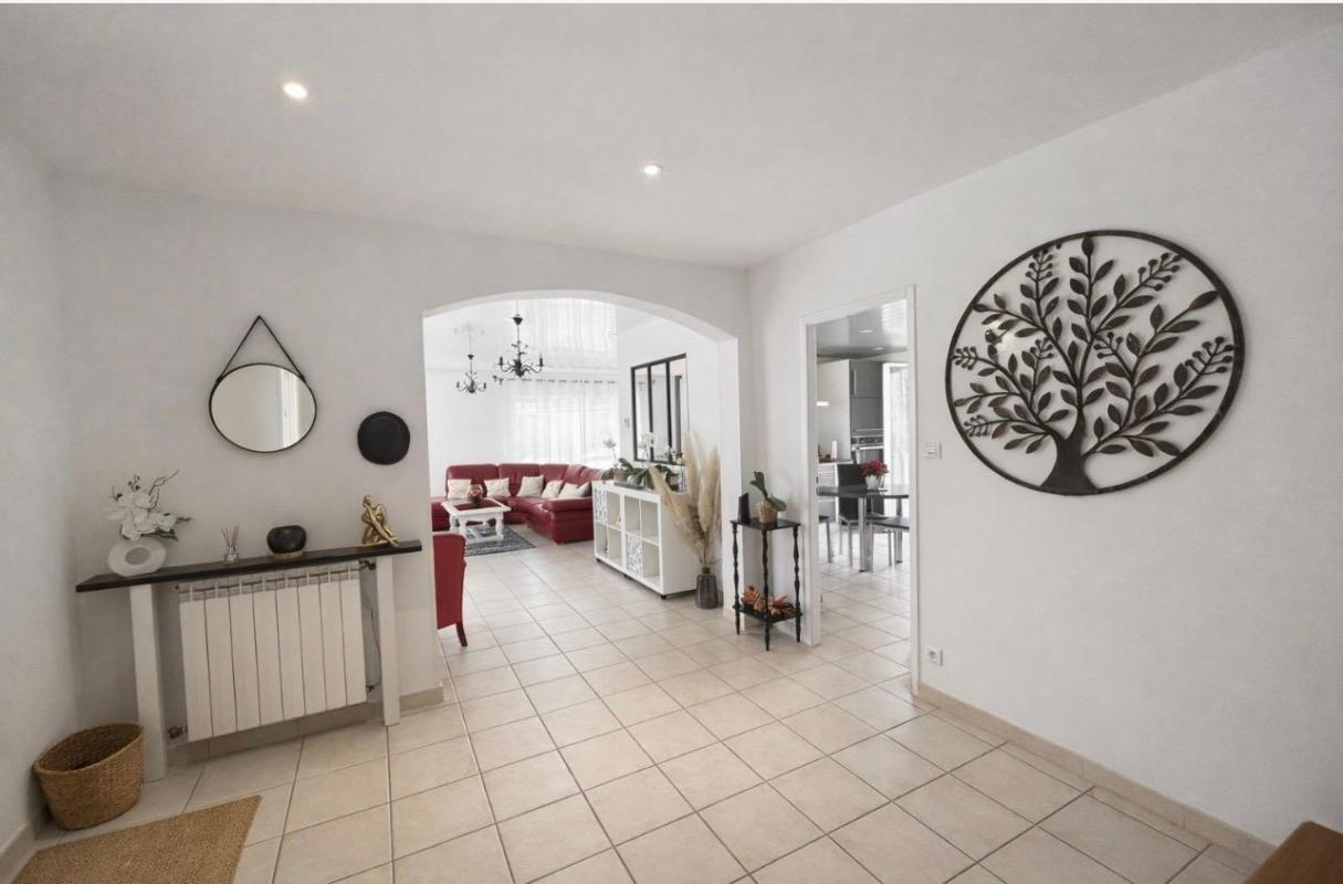 LANSAC 15 minutes de Saint-André de Cubzac- Lansac- Maison Contemporaine 1999 très bel état - 148 m2 habitables - 4 pièces ? 3 chambres - Piscine Terrasse Pool house - ? terrain de 2624 m2 ? très beau jardin ? terrain constructible 5