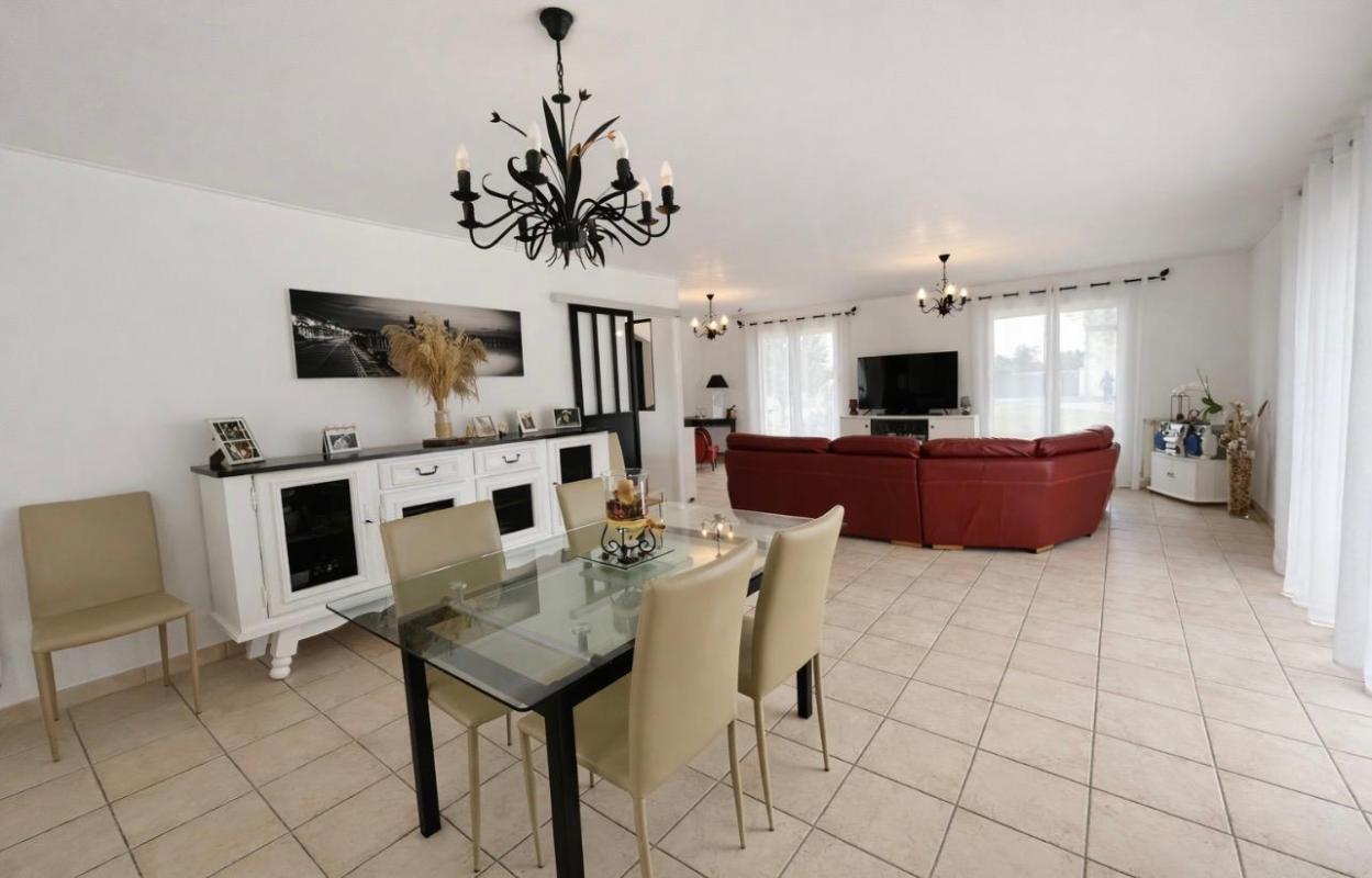 LANSAC 15 minutes de Saint-André de Cubzac- Lansac- Maison Contemporaine 1999 très bel état - 148 m2 habitables - 4 pièces ? 3 chambres - Piscine Terrasse Pool house - ? terrain de 2624 m2 ? très beau jardin ? terrain constructible 7