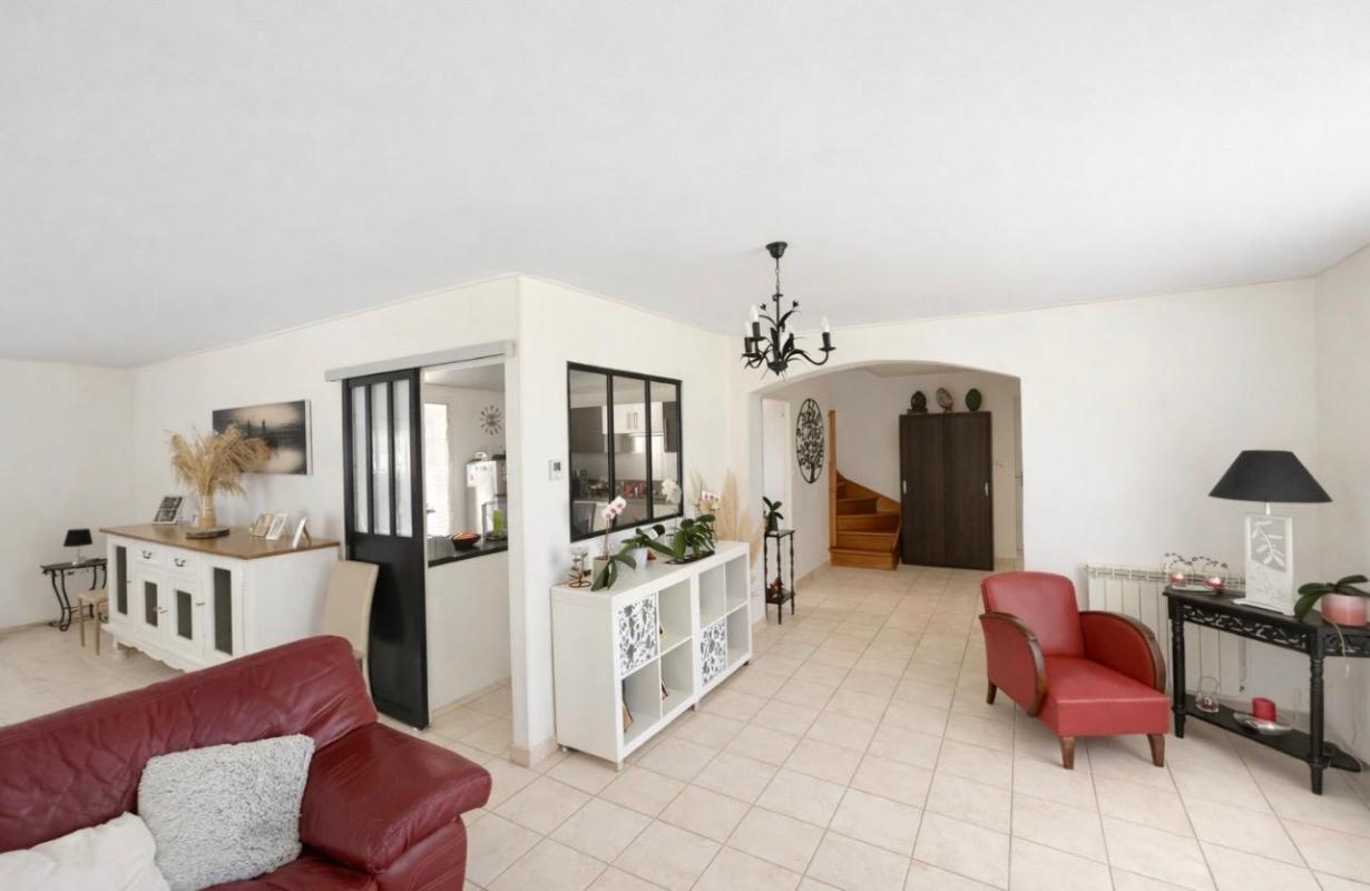 LANSAC 15 minutes de Saint-André de Cubzac- Lansac- Maison Contemporaine 1999 très bel état - 148 m2 habitables - 4 pièces ? 3 chambres - Piscine Terrasse Pool house - ? terrain de 2624 m2 ? très beau jardin ? terrain constructible 8