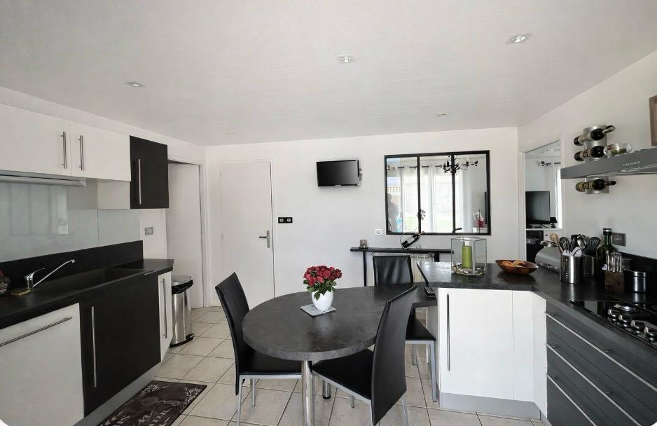 LANSAC 15 minutes de Saint-André de Cubzac- Lansac- Maison Contemporaine 1999 très bel état - 148 m2 habitables - 4 pièces ? 3 chambres - Piscine Terrasse Pool house - ? terrain de 2624 m2 ? très beau jardin ? terrain constructible 9