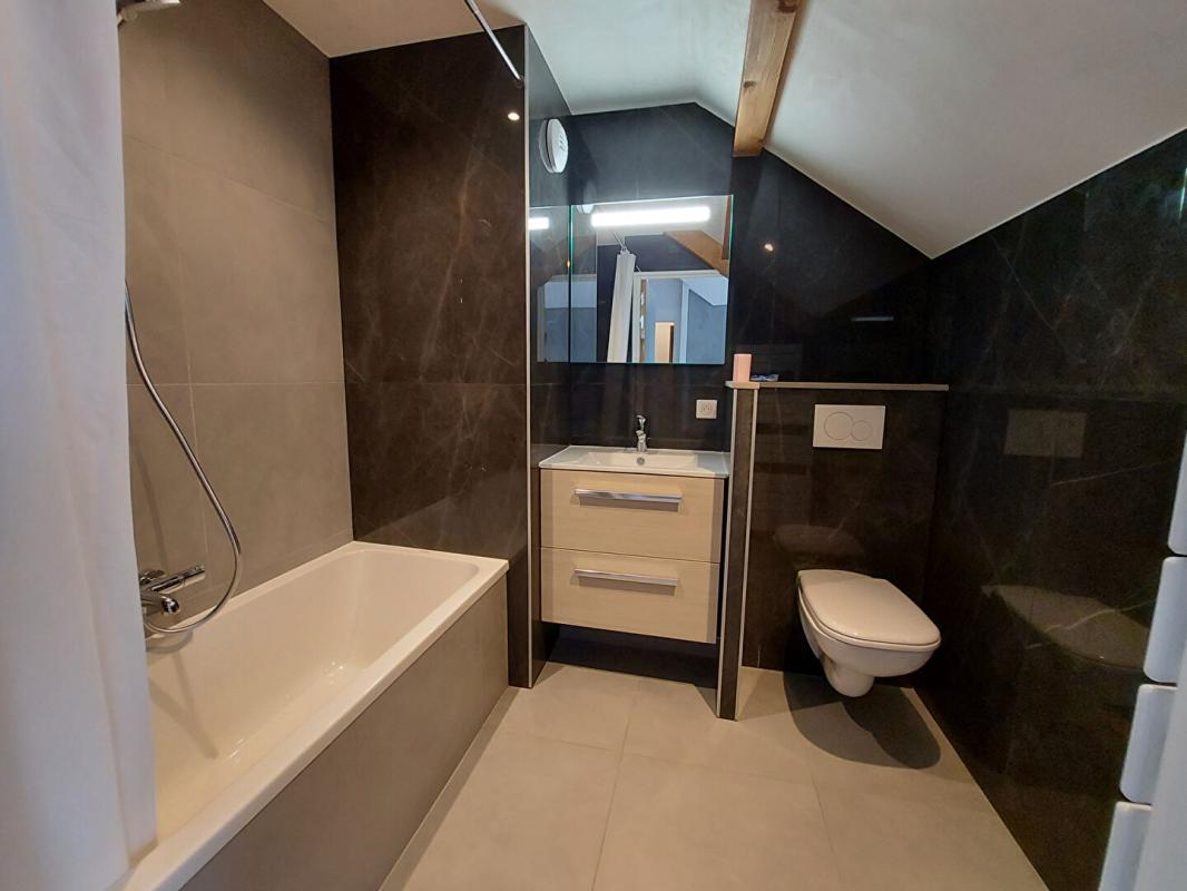 SAINT-JORIOZ St Jorioz : Appartement de standing, 108m², terrasse de 33 m²,3 chs dont une suite parentale, cellier, cave et parking privatif 10